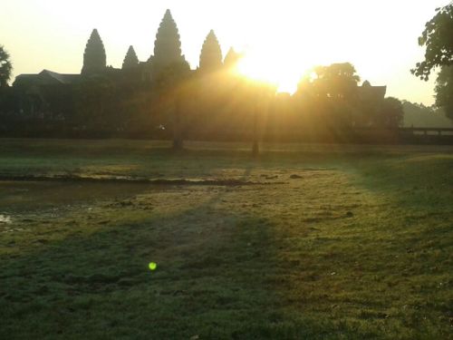 Ondertussen krijg ik de eerste foto uit Siem Reap. Onze dochter lijkt mijn passie voor zonsopkomsten te hebben overgenomen.